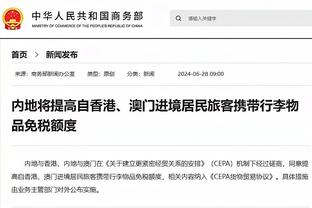 一定要没事！字母哥无对抗下左腿不适倒地&一瘸一拐走回更衣室